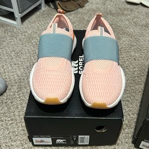 Sorel Kinetic Impact strap Sneakers size 7 new in box